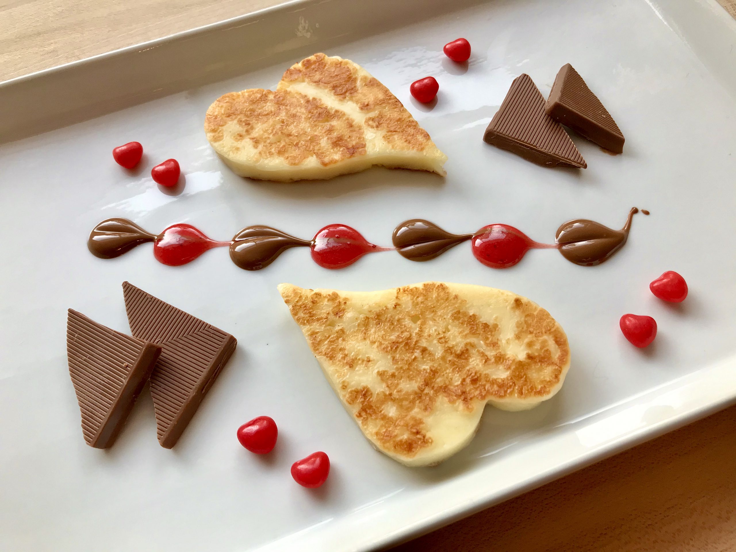 Fromages en forme de cœur avec des morçeaux de chocolat