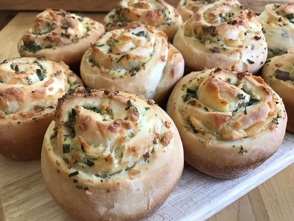 Brioches aux herbes, au bacon et au Parmesan St-Guillaume