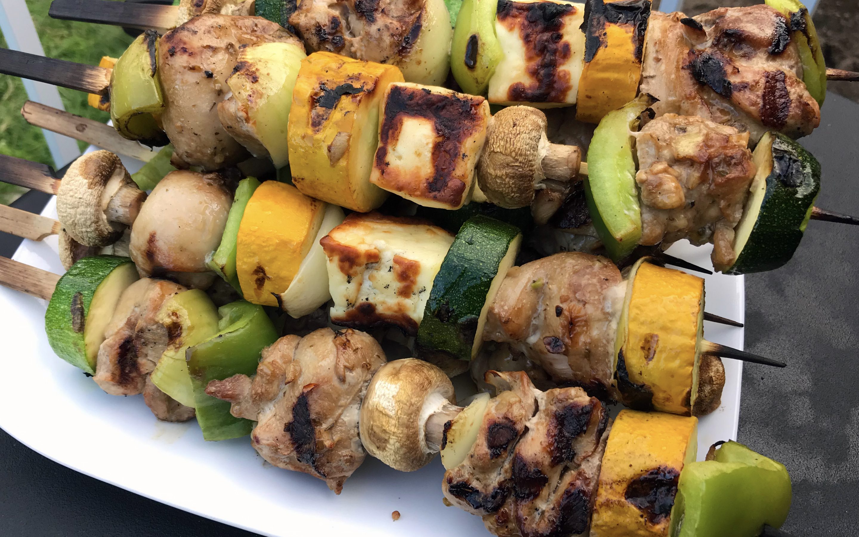 Brochettes souvlakis au Baya Halloumi – Végés ou avec poulet